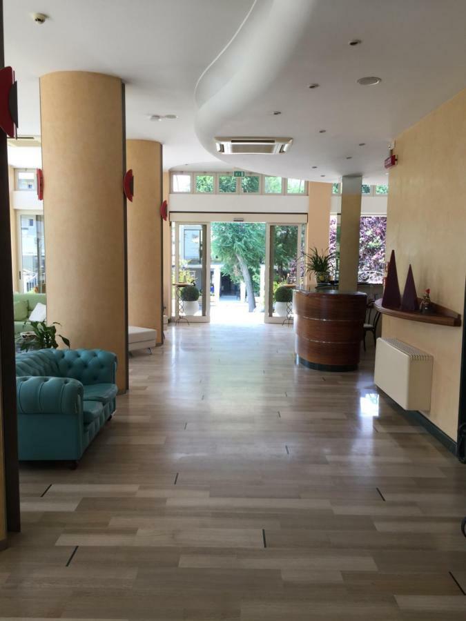 Hotel La Rosa กัตตอลิกา ภายนอก รูปภาพ