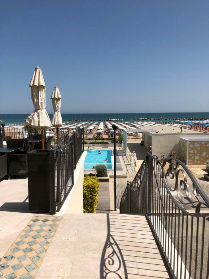 Hotel La Rosa กัตตอลิกา ภายนอก รูปภาพ